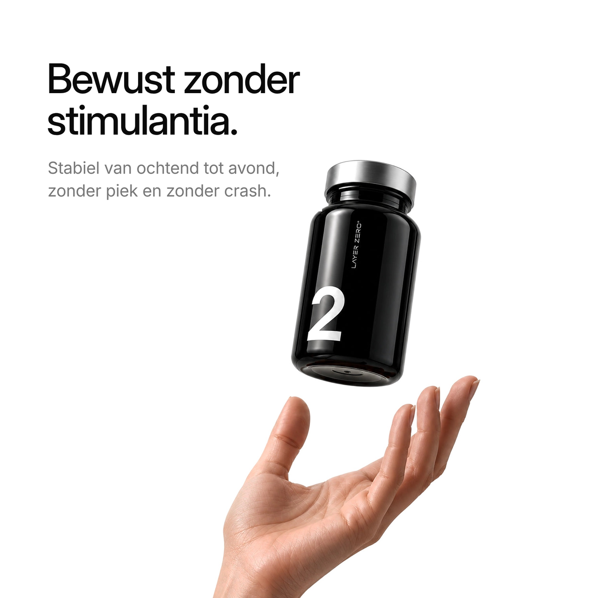Pot LAYER TWO zwevend boven een hand. Bewust zonder stimulantia