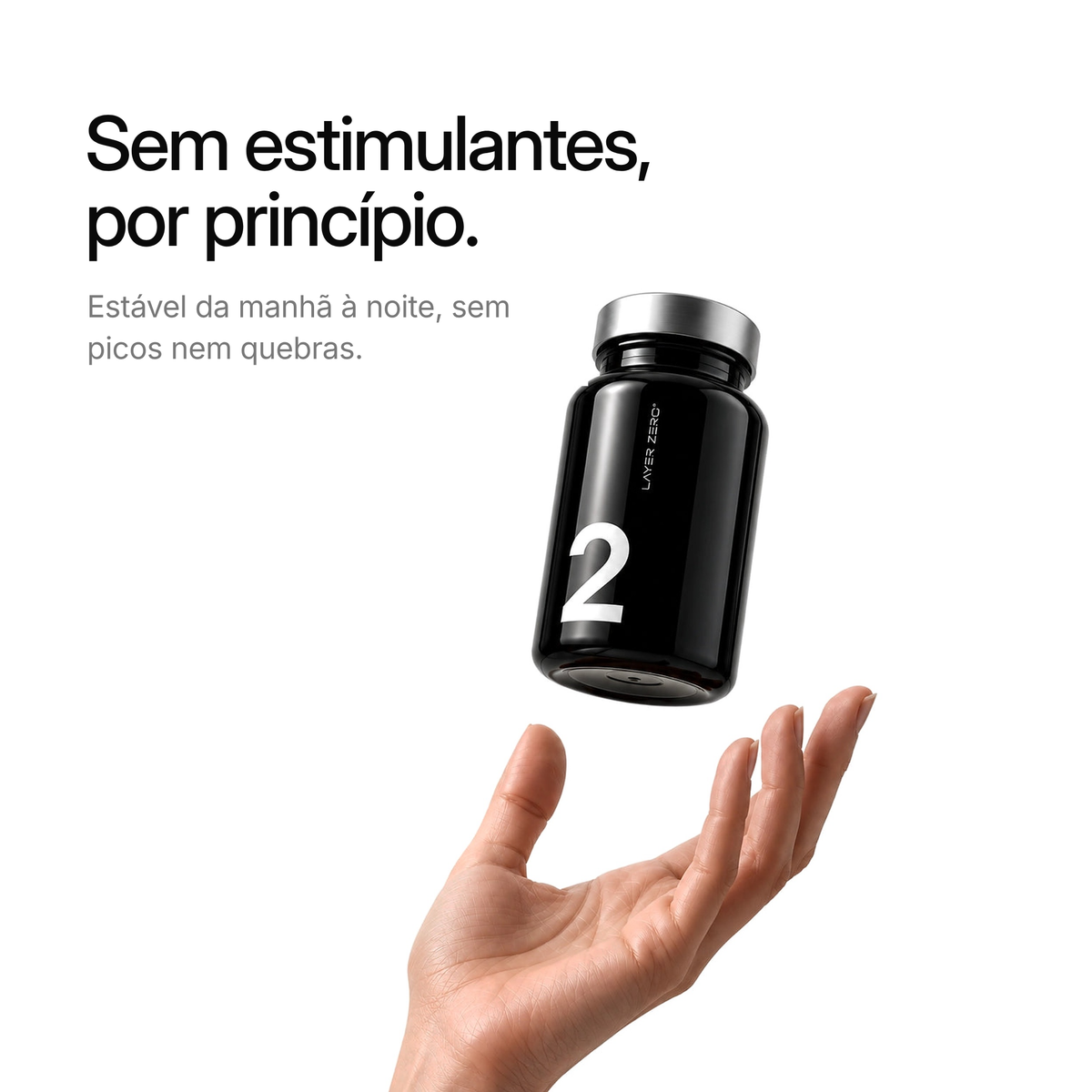 Frasco LAYER TWO a flutuar sobre uma mão. Sem estimulantes, por princípio