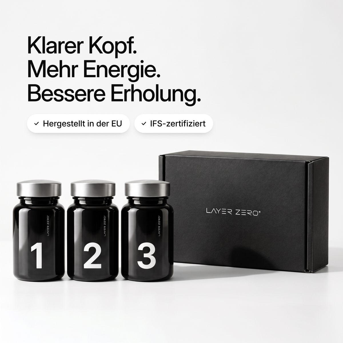 Dosen 1, 2 und 3 von LAYER ZERO neben der geschlossenen Box. Klarer Kopf. Mehr Energie. Bessere Erholung. Hergestellt in der EU, IFS-zertifiziert