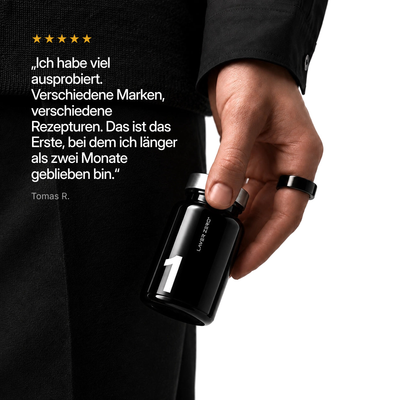 Eine Hand hält LAYER ONE. Fünf-Sterne-Bewertung von Tomas R.