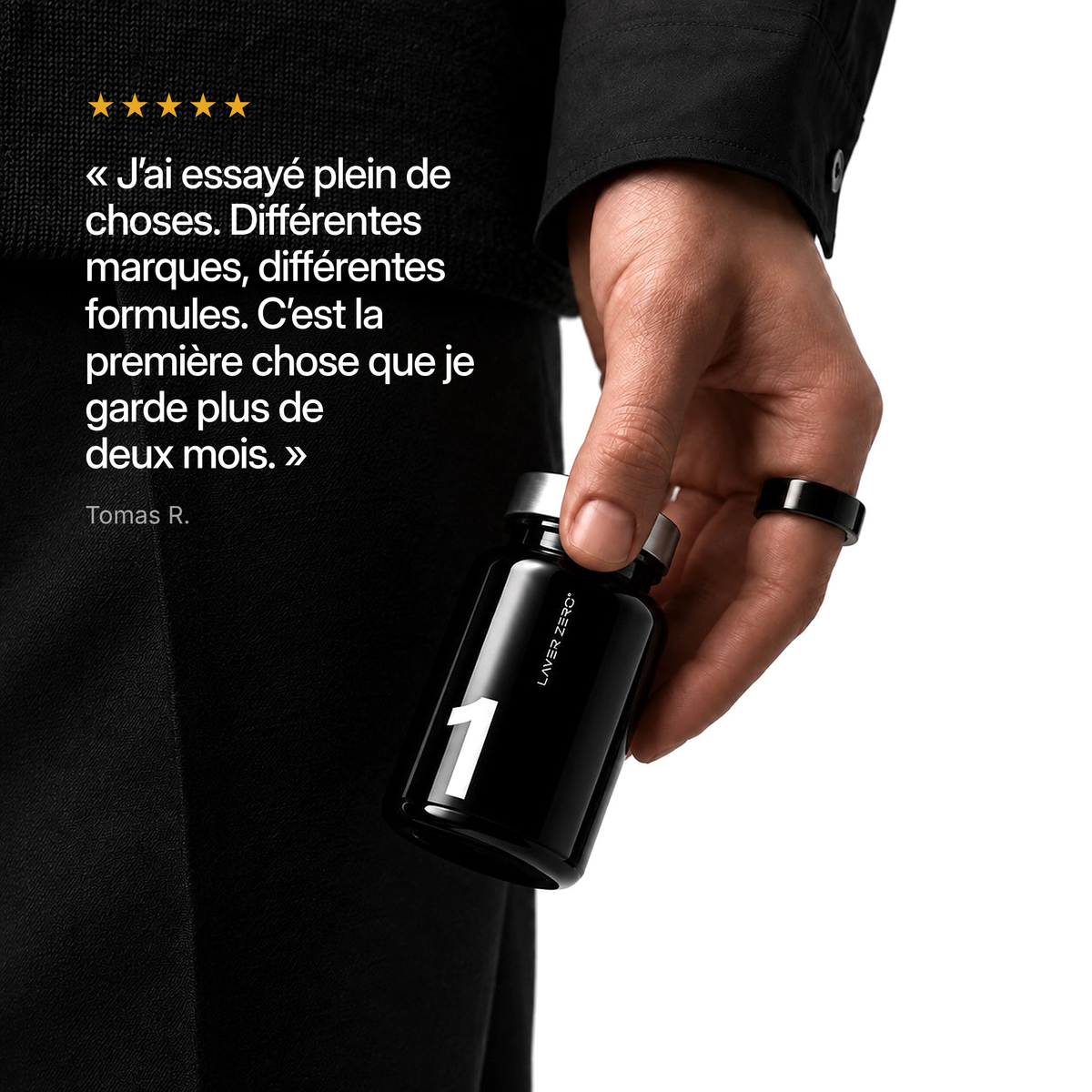 Une main tient le flacon LAYER ONE. Avis cinq étoiles de Tomas R.