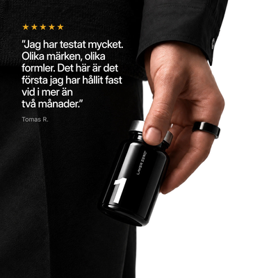En hand som håller LAYER ONE. Femstjärnigt omdöme från Tomas R.